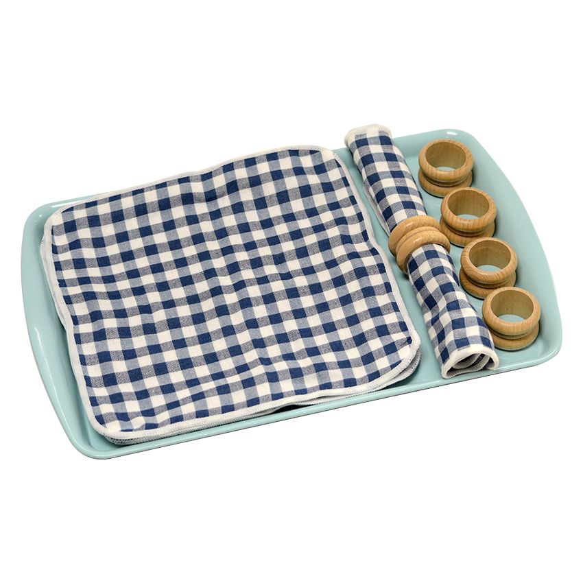 Rolling A Mat With A Napkin Ring - Blue